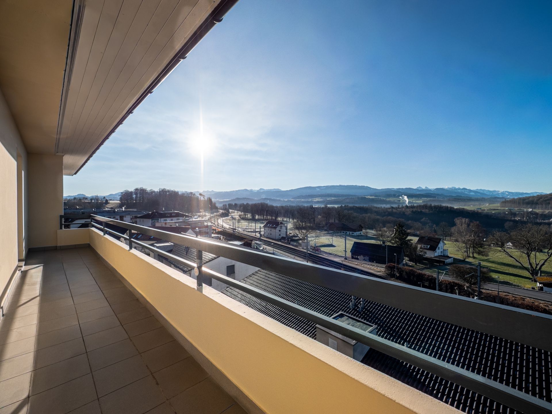 Dernier étage - Superbe 4,5 pièces rénové à Villars-sur-Glâne avec vue dégagée - photo 3
