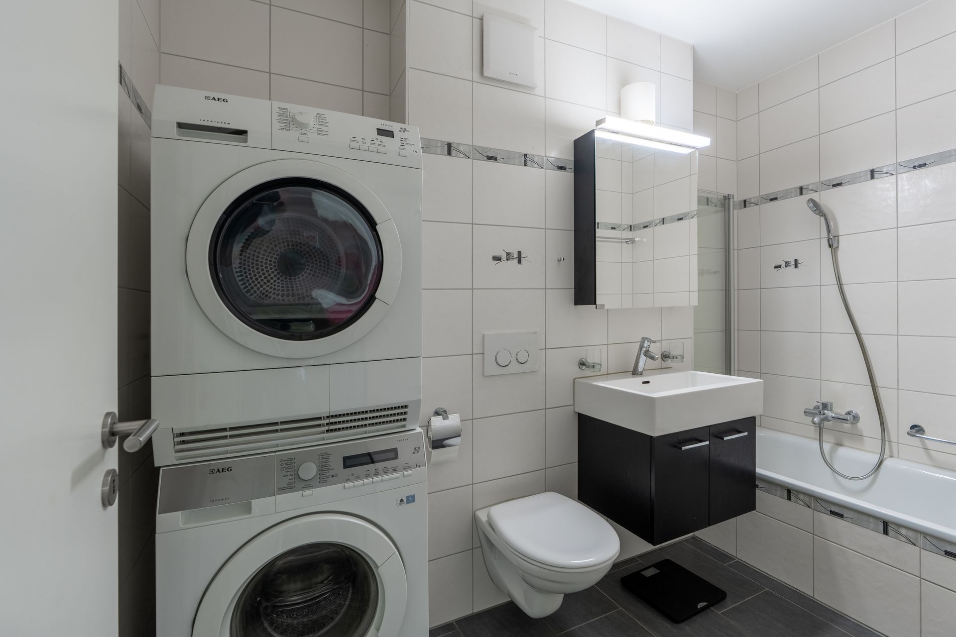 Appartement 5.5 pièces au dernier étage – calme, lumineux et idéalement situé à Givisiez - photo 4