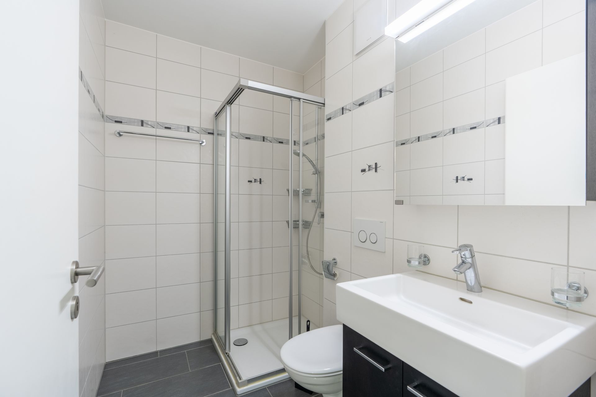 Appartement 5.5 pièces au dernier étage – calme, lumineux et idéalement situé à Givisiez - photo 3